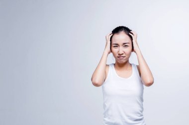 çok sinirli ve kadın saçlarını çekerek endişe. Beyaz arka plan üzerinde izole