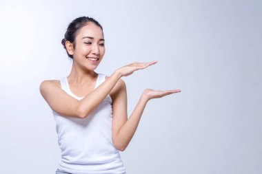 Güzellik kadın yüz portre, kız kız gösteren ürün, palm kadar el ile işaret eder. Açık el avuç metin için boş kopya alanı gösterilen güzel Spa kız. Bir ürün öneriyor. İzole.