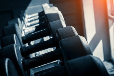 Sağlık ve yaşam tarzı ile Halter yüksek karşıtlık ve tek renkli renk tonu ile spor salonunda satırlarının spor