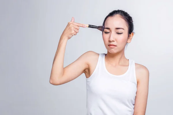 Asiatisk Skönhet Flicka Tvinga Till Makeup Skönhet Koncept Vit Bakgrund — Stockfoto