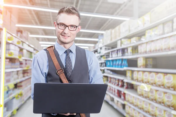 Fiatal Jóképű Üzletember Állandó Laptop Szupermarket Háttérben — Stock Fotó