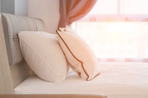 Łóżko Pokojówka Czyste Białe Poduszki Prześcieradła Sypialni Nocy Szczelnie Góry — Zdjęcie stockowe