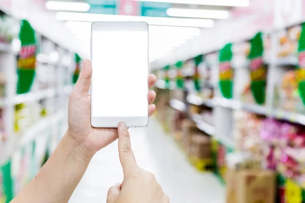 Női Kéz Tart Smartphone Szupermarket Bevásárló Lista Ellenőrzése — Stock Fotó
