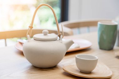 Asya geleneği beyaz seramik ahşap masa arka plan doğa ile hafif ayarla