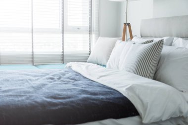 Yatak hizmetçi-up temiz beyaz yastıklar ve çarşaf güzellik yatak odasında. Yakın çekim. Objektif yetenek güneş ışığı altında.