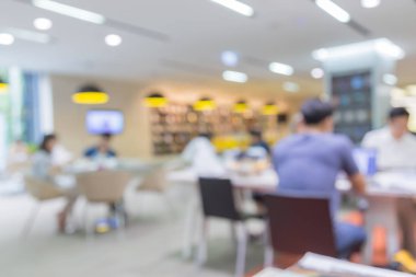 insanların kitaplığındaki kitap okuma görüntü arka plan bulanıklık