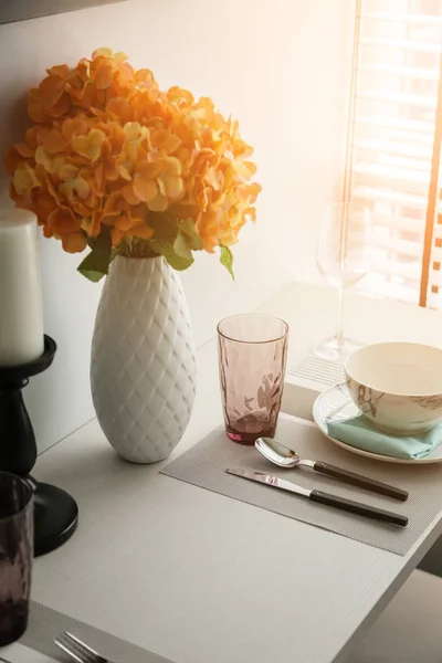 用木桌和盘子把漂亮的餐椅封闭起来室内设计色彩色调与光耀斑效果 — 图库照片