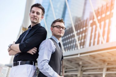 adam akıllı yakışıklı iş kentsel şehir arka plan ile onun ortağı açık hava ile Toplantı