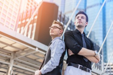 adam akıllı yakışıklı iş kentsel şehir arka plan ile onun ortağı açık hava ile Toplantı