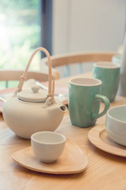 Asya geleneği beyaz seramik ahşap masa arka plan doğa ile hafif ayarla