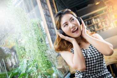 Güzellik Asyalı gril mutluluk anı ile sıcak kahve ile gülümseyen güzel ve kahve dükkanı arka plan zamanında rahatla