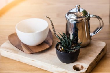 çay veya kahve ile küçük demlik ahşap tablo oda iç arka plan ile sabah vaktinde ayarlama