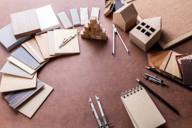 tasarım konsepti ile yaratıcılık fikirler metniniz için ücretsiz kopya alanı ile taş laminat kaplama ahşap kalem malzeme örnek ile