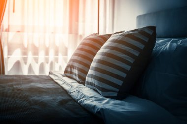 Güzellik odasında temiz beyaz yastıkları ve çarşafları olan yatak hizmetçisi. Yakın plan. Güneş ışığı altında mercek..