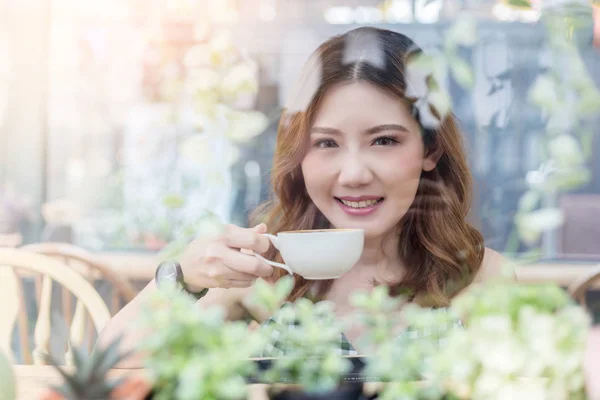 Asain Chica Belleza Feliz Vestido Damas Sonriendo Con Cofee Caliente —  Fotos de Stock
