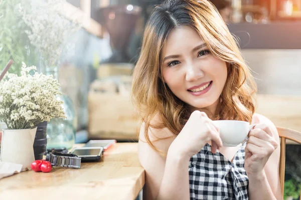 Asain Chica Belleza Feliz Vestido Damas Sonriendo Con Cofee Caliente — Foto de Stock