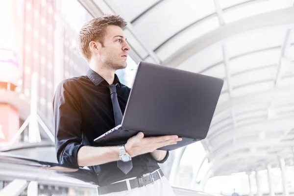 Caucasian Businessman Use Notebook Computer Outdoor — Stock Photo, Image