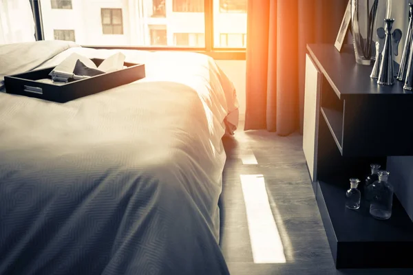 Łóżko Pokojówka Czyste Białe Poduszki Prześcieradła Sypialni Szczelnie Góry Soczewki — Zdjęcie stockowe