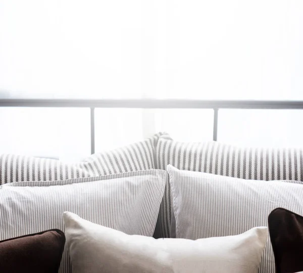 Zimmermädchen Mit Sauberen Weißen Kissen Und Bettwäsche Schönheitsraum Nahaufnahme Linsenflair — Stockfoto