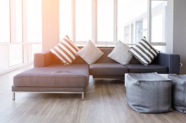 Güneşli bir günde kanepenin bir kısmıyla oturma odasının modern iç mekanı ve beyaz perde iç mekan konsepti