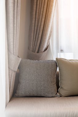 Oturma odası kanepe güneşli bir parçası ile çağdaş iç 