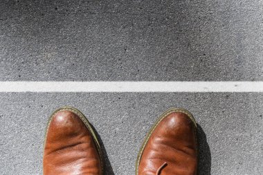 Mavi jeans ile ücretsiz sokak yolda ile adam kahverengi deri ayakkabı 