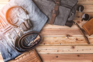 Seyahat in kavramı ile kot pantolon deri giyim kulaklık üzerinde eski vi