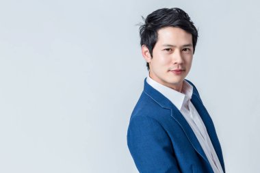 Asya zeki ve yakışıklı adam beyaz gömlek ve siyah pantolon stu