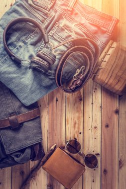 Seyahat in kavramı ile kot pantolon deri giyim kulaklık üzerinde eski vi