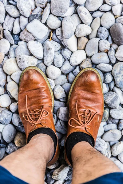 Men Leather Shoe Pebble Stone Background — Stock Photo, Image