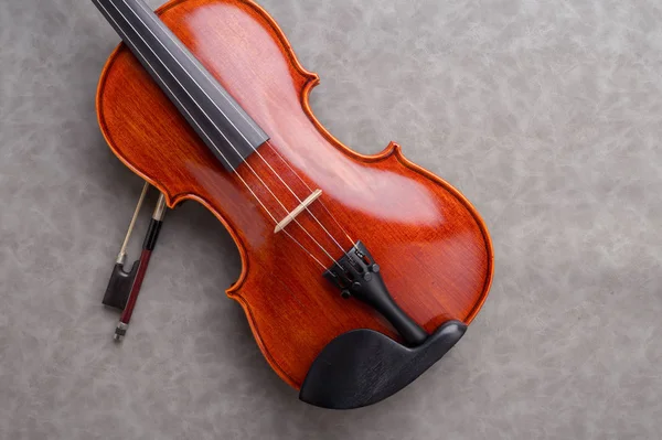 Violin on grey background with free copyspace for your ideas tex — Stock Photo, Image