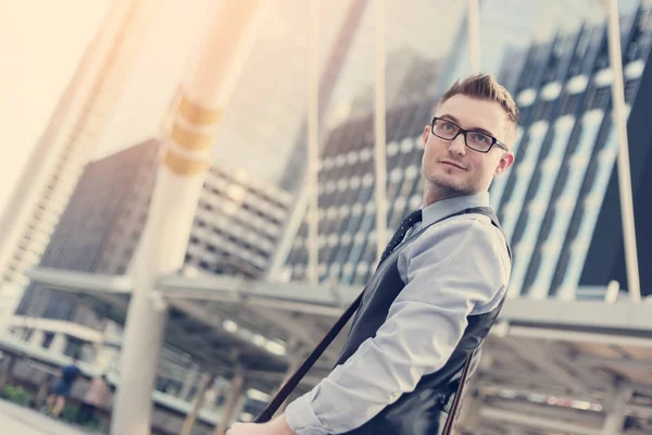 Homem de negócios bonito inteligente ao ar livre com fundo urbano da cidade — Fotografia de Stock