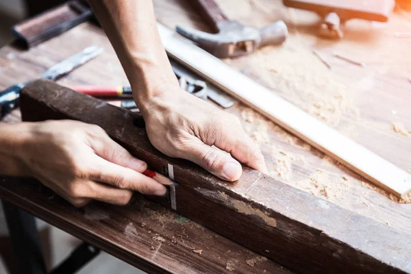 Houten workshop met handwerk tools en ruwe hout voor de bouw — Stockfoto