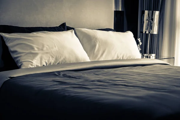 Lit femme de chambre avec des oreillers blancs propres et draps de lit dans la beauté ro — Photo