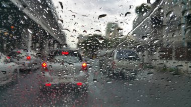 Defocussed trafik bir araba ön cam kaplı görüntülendi