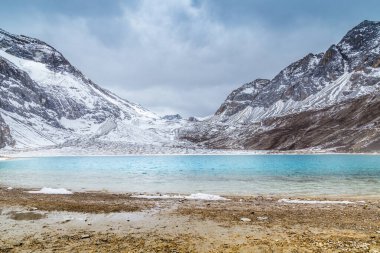 Bulutlu bir günde sonbaharın karda dağ