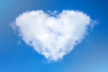 kalp şeklinde bulutlar görünümü 