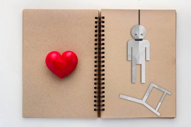 Boş açık defter ile kırmızı kalp