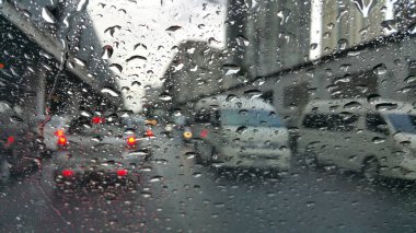 Defocussed trafik bir araba ön cam kaplı görüntülendi