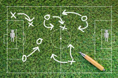 yeşil çim zemin üzerine kalem keskin