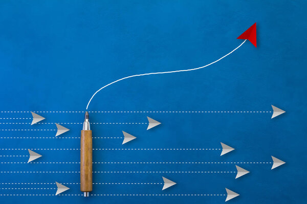 Бумажная текстура, бумажные самолеты, летящие на белой летающей бумаге на синем фоне
