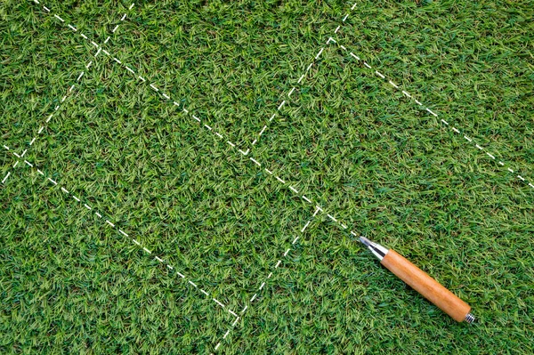 Matita tagliente su sfondo verde erba — Foto Stock