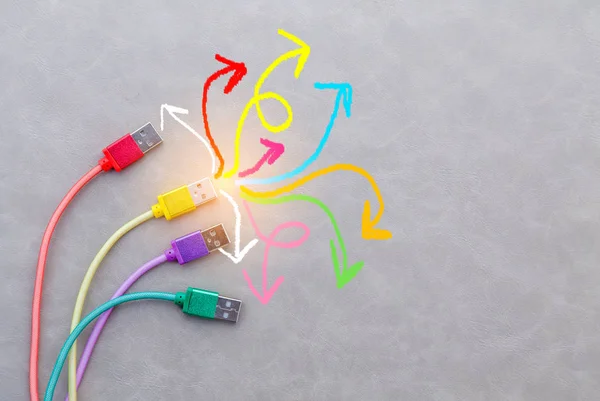 Кабель USB с красным кабелем желтый фиолетовый кабель и зеленый кол — стоковое фото