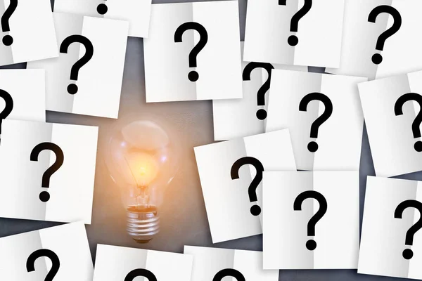 Idea Lampadine Con Sfondo Carta Punto Interrogativo — Foto Stock