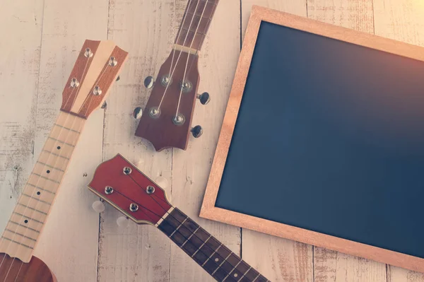 Cork board en ukuleles — Stockfoto