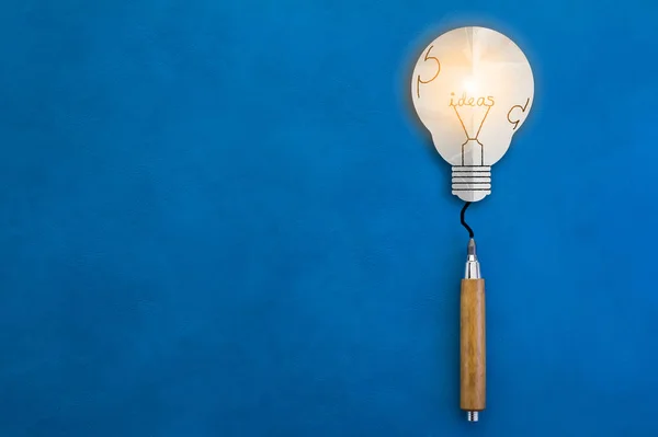 Glödlampa Papper Och Trä Penna Blå Bakgrund Kreativitet Idéer Koncept — Stockfoto