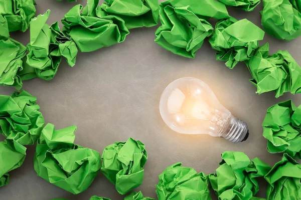 Bola Basura Papel Arrugado Verde Con Bombilla Luz Brillante Concepto — Foto de Stock