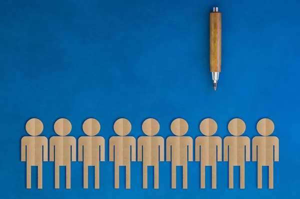 右の人の概念を探して 青い背景に列に立っている紙の男に焦点を当てた木製の鉛筆 — ストック写真