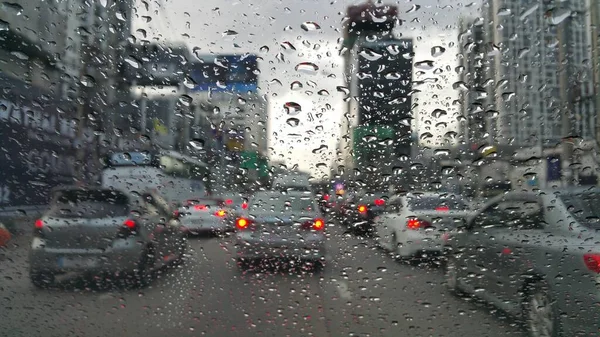 Tráfego Desfocado Visto Através Pára Brisas Carro Coberto — Fotografia de Stock