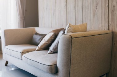 Modern koltukta ahşap arka plan ev tasarımı kavramına sahip yumuşak ve rahat polenler.